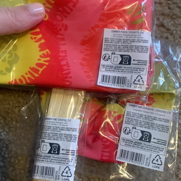 Valentino Cosmetic Bag Hair Scrunchie Folding Fan Beauty Set Summer New - Picture 5 of 5